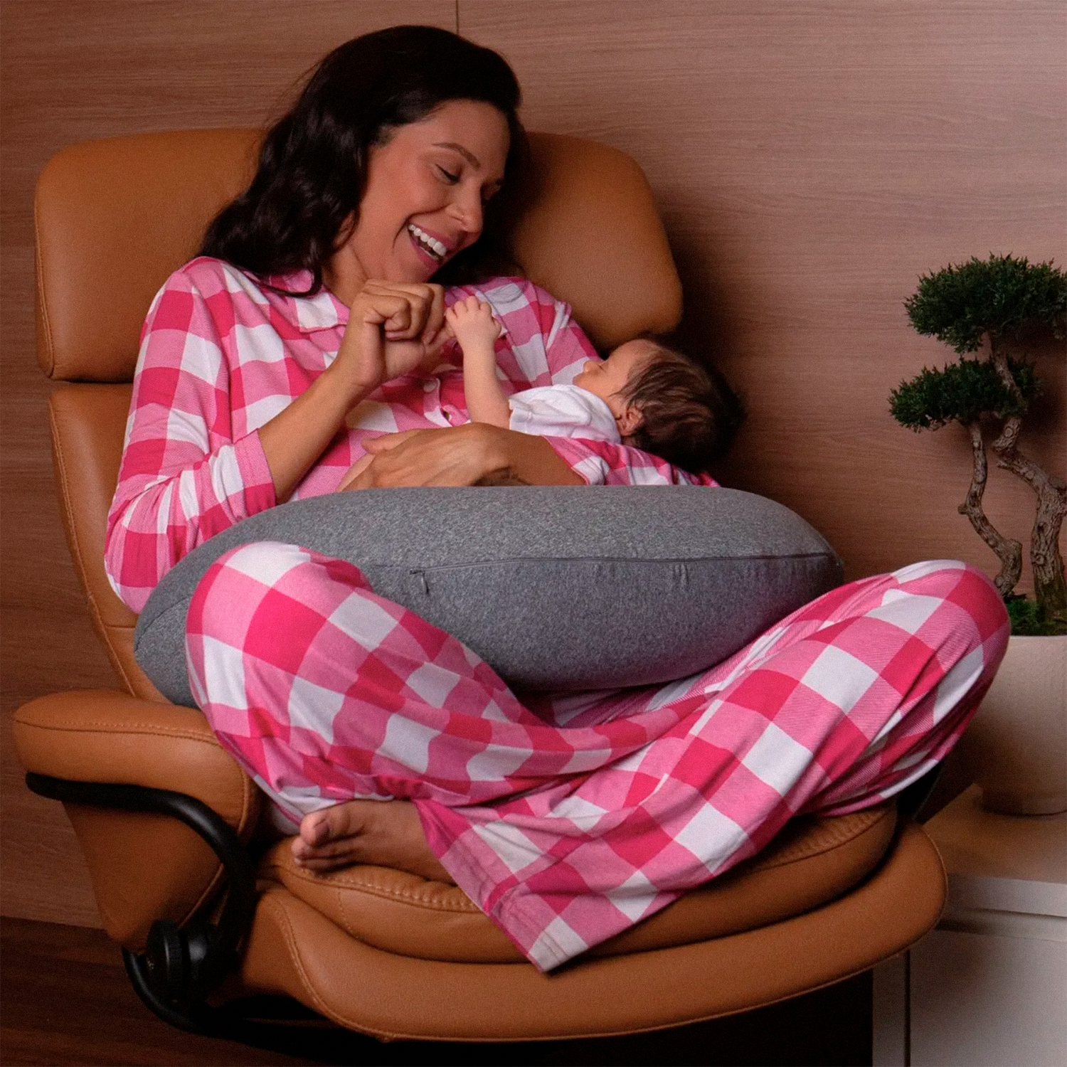 Comforting, womb-like nest that gently cradles your baby, creating a sense of security and calm anywhere you go.