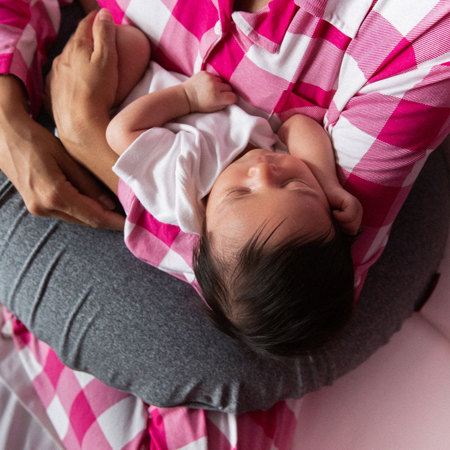 Comforting, womb-like nest that gently cradles your baby, creating a sense of security and calm anywhere you go.